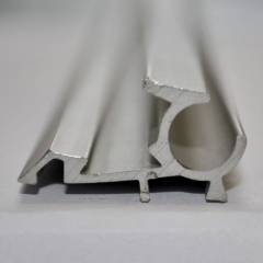 Schrzenleiste mit Schraubkanal